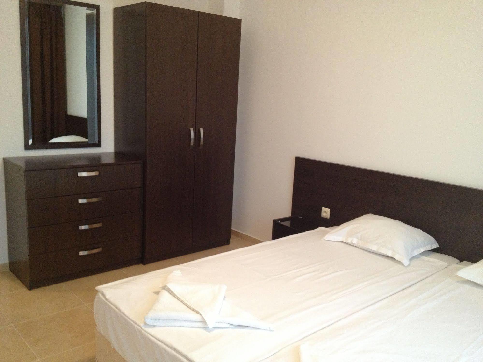 Apart Hotel Happy Солнечный берег Экстерьер фото